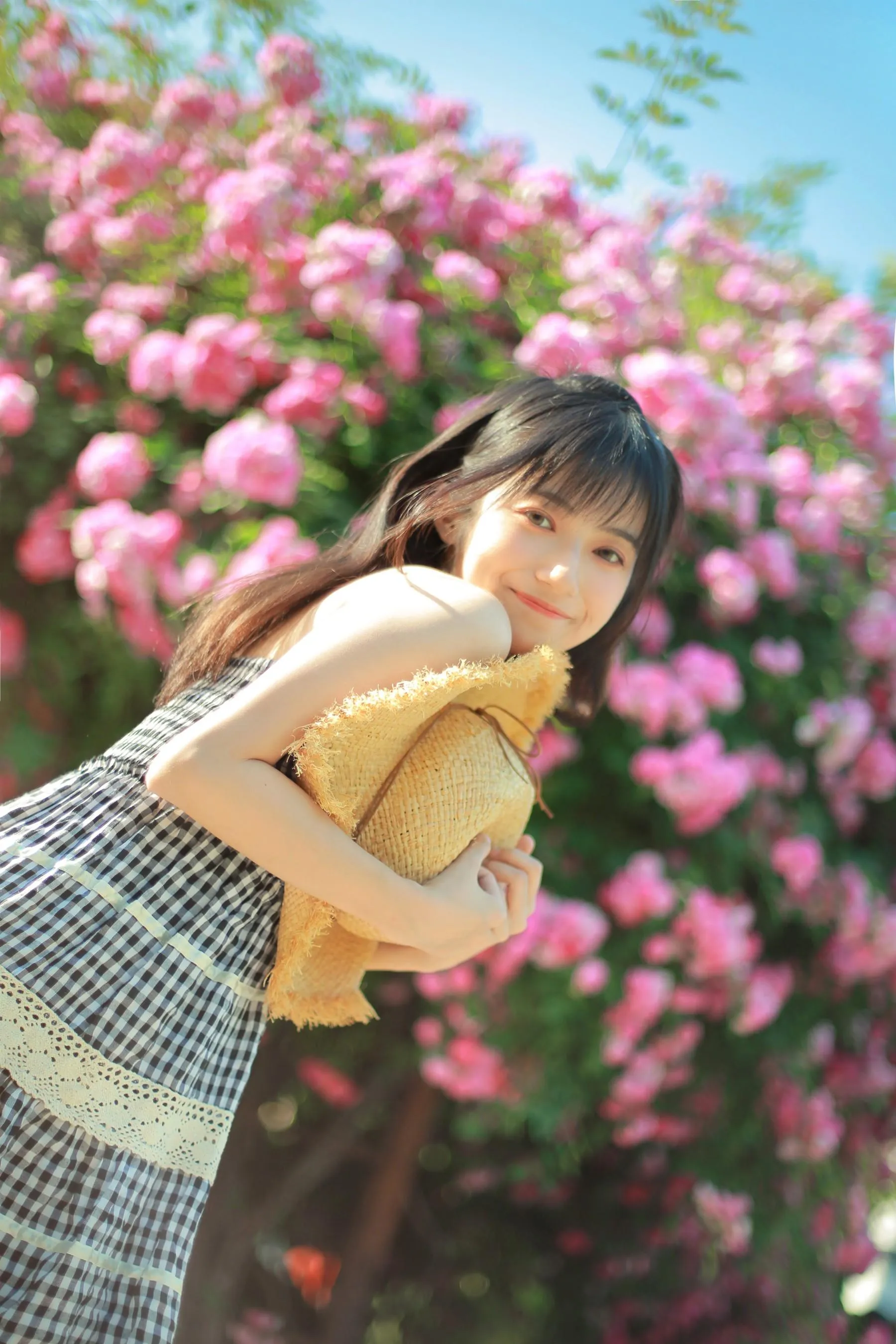 [艺图语] 2022.05.18 蔷薇迟开 月半了吧 [28P]插图3